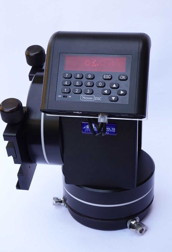 Nexus DSC shelf for DiscMounts DM6, front view on a white backdrop with a DSC on it